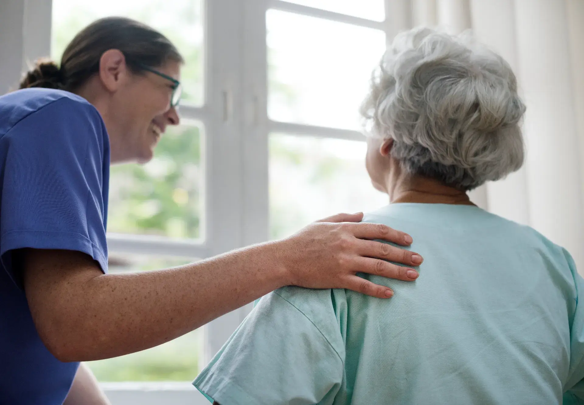 Profesional de salud cuidando a paciente en su hogar